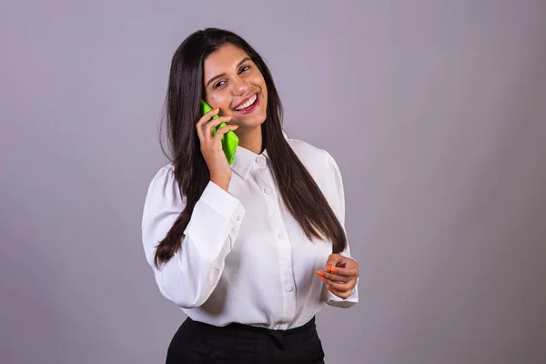 Brasiliansk Kvinna Med Grön Smartphone Röstsamtal — Stockfoto