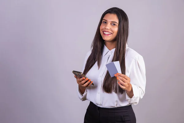 スマートフォン モバイル クレジットカードを保持しているブラジルの女性 — ストック写真