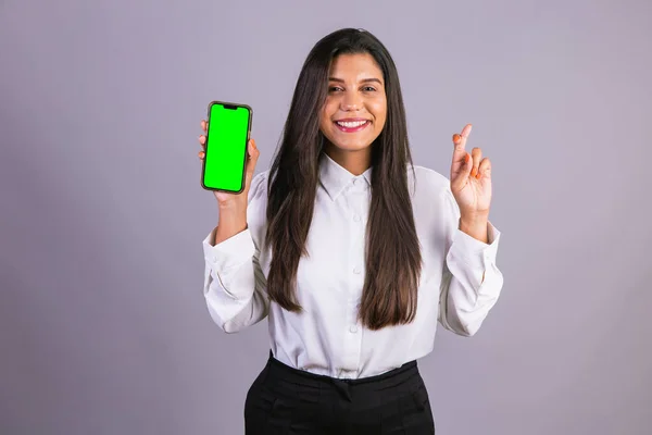 Brasiliansk Kvinna Håller Smartphone Mobil Grön Skärm — Stockfoto
