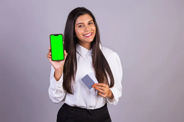 Femme Brésilienne Tenant Smartphone Mobile Écran Vert Cartes Crédit — Photo
