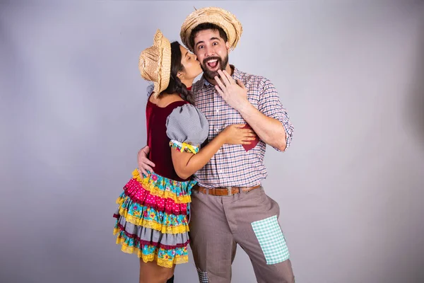 ブラジル人のカップルフェスタ ジュニナの服アラリアルフェスタ ジョー 彼氏と彼女がブースにキスを キスをして — ストック写真