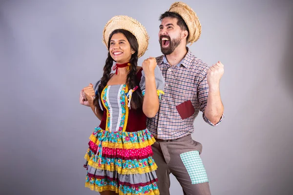 ブラジル人のカップルフェスタ ジュニナの服アラリアルフェスタ ジョー 彼氏と彼女 お祝い — ストック写真