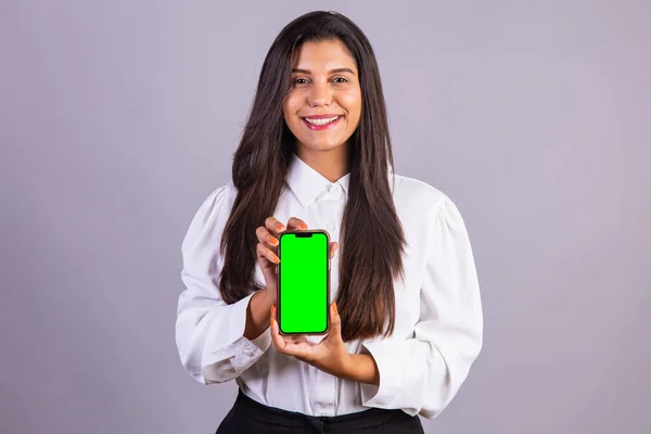 Elinde Akıllı Telefon Olan Brezilyalı Bir Kadın Yeşil Ekran — Stok fotoğraf