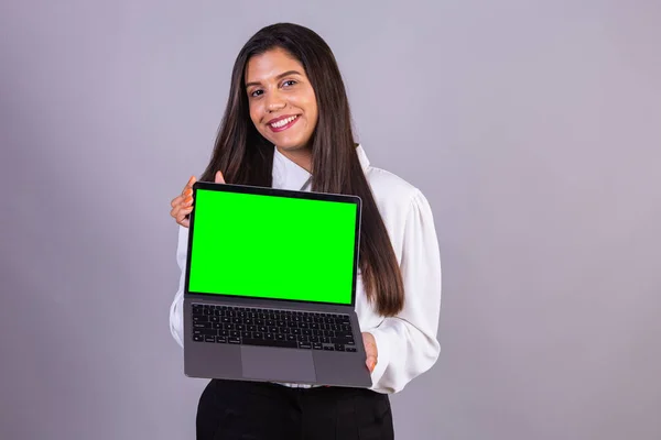 Бразильская Женщина Держит Ноутбук Зеленым Экраном — стоковое фото