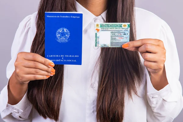 労働許可証と運転免許証を持っているブラジル人女性 日本語訳 国家運転免許証 職業カード及び社会保障 — ストック写真