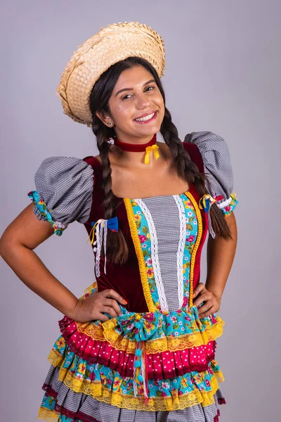 ブラジル人女性フェスタ ジュニナの服アラリアルフェスタ ソジュ 縦の肖像 — ストック写真