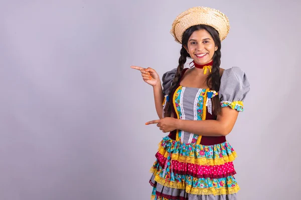 巴西女人 圣女节的衣服 Arraial Festa Sao Joao 展示产品或广告 指出来 — 图库照片
