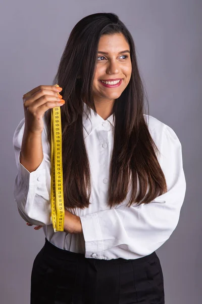 Femme Brésilienne Nutritionniste Tenant Ruban Mesurer Photo Verticale — Photo
