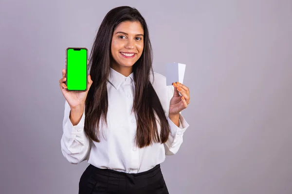 Brasiliansk Kvinna Håller Smartphone Mobil Grön Skärm Och Kreditkort — Stockfoto
