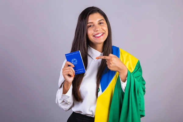 Brasilianische Geschäftsfrau Mit Brasilien Fahne Und Arbeitskarte Übersetzung Ins Englische — Stockfoto
