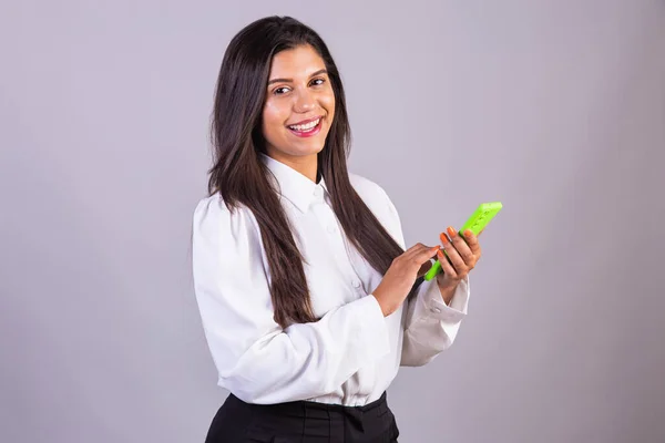 Mujer Brasileña Sosteniendo Teléfono Inteligente Verde —  Fotos de Stock