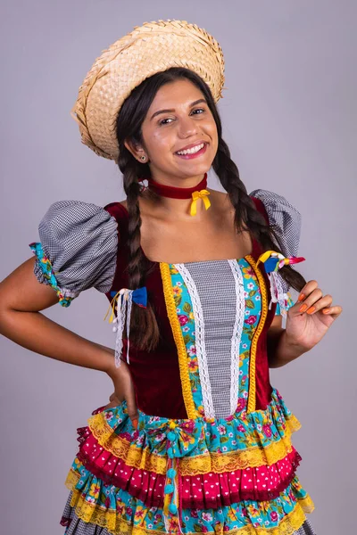 ブラジル人女性フェスタ ジュニナの服アラリアルフェスタ ソジュ 縦の肖像 — ストック写真