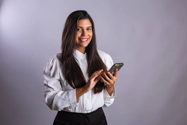 ブラジル人女性ビジネスマンスマートフォンを持ち — ストック写真