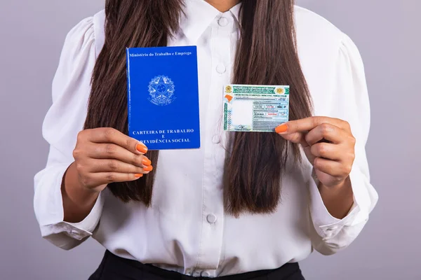 Braziliaanse Vrouw Met Werkvergunning Rijbewijs Vertaling Het Engels Nationaal Rijbewijs — Stockfoto