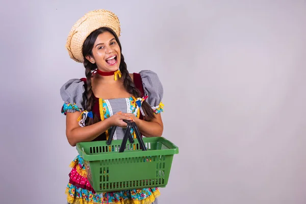 ブラジル人女性 フェスタJuninaから服 フェスタ ジョアオ 買い物かごを使う スーパーマーケット — ストック写真