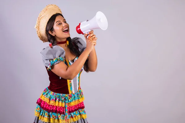 ブラジル人女性 フェスタJuninaから服 フェスタ ジョアオ メガホンの使用 叫びと広告 — ストック写真