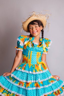 Çocuk, Brezilyalı kız, festa junina giysileri, dikey yarı vücut portresi.