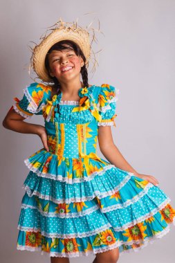 Çocuk, Brezilyalı kız, festa junina giysileri, dikey yarı vücut portresi.