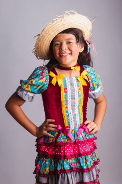 Çocuk, Brezilyalı kız, festa junina giysileri içinde, dikey portre.