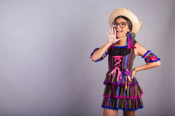 Бразильская Женщина Одежде Феста Юнина Крики Рекламная Реклама — стоковое фото