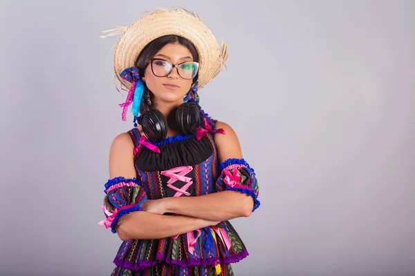 Brasilianische Frau Festa Junina Kleidung Kopfhörer Halten — Stockfoto