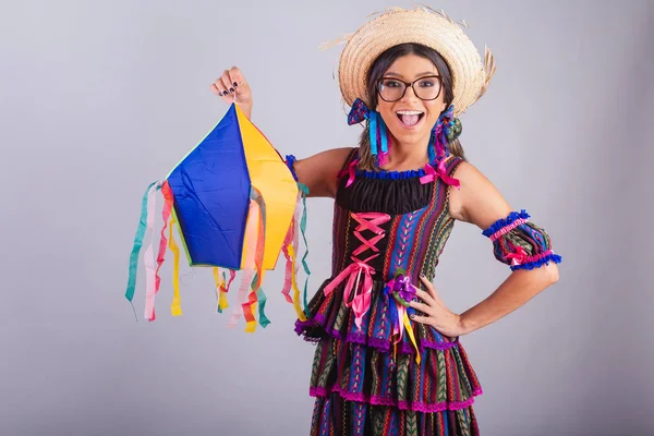 穿着迷幻女装的巴西女人拿着气球 派对装饰 — 图库照片