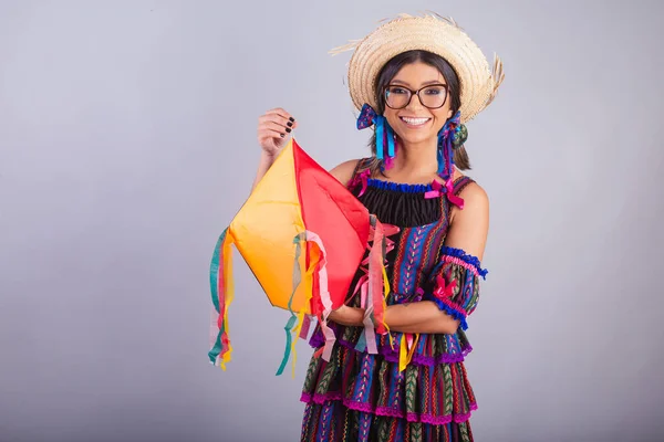 Βραζιλιάνα Φουστάνια Ρούχα Κρατώντας Μπαλόνι Διακόσμηση Κόμμα — Φωτογραφία Αρχείου
