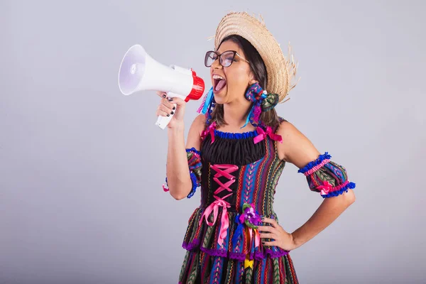Brasilianische Frau Festa Junina Kleidung Megafon Der Hand Werbung Ankündigen — Stockfoto