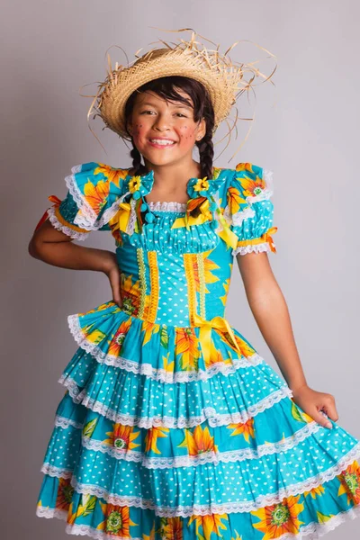 ブラジルの少女 ジュニーナの服と 垂直半身の肖像画 — ストック写真