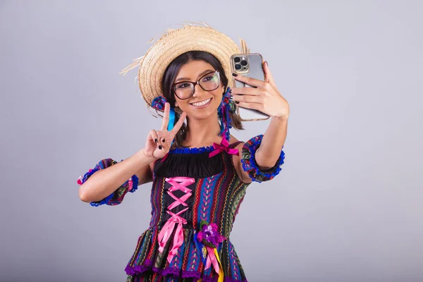 Brasilianische Frau Festa Junina Kleidung Smartphone Der Hand — Stockfoto
