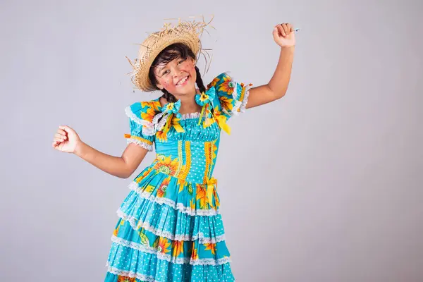 Criança Menina Brasileira Com Roupas Festa Junina Dançando — Fotografia de Stock
