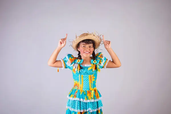 ブラジルの少女 フェスタジュニナの服と ダンス — ストック写真