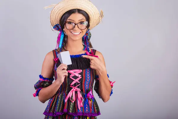 Brasilianische Frau Festa Junina Kleidung Kreditkarteninhaber — Stockfoto