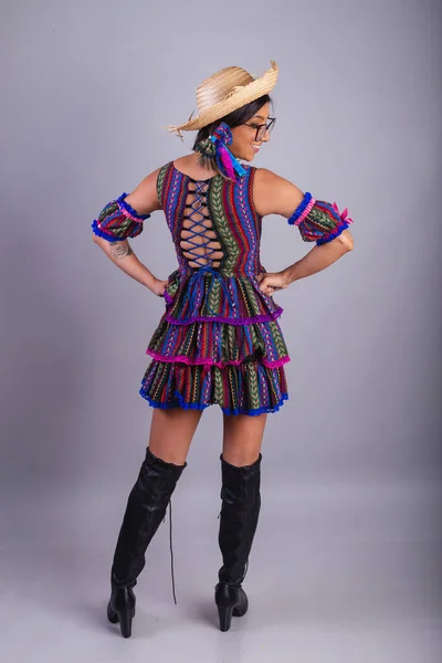 Brasilianische Frau Festa Junina Kleidung Vertikales Ganzkörperporträt — Stockfoto