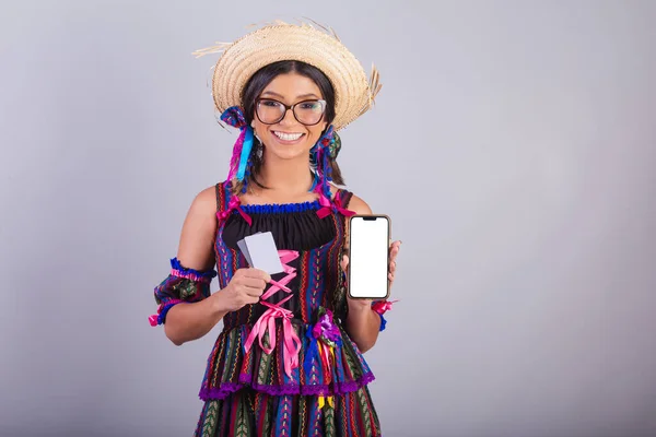 Brasilianische Frau Festa Junina Kleidung Besitz Von Kreditkarte Und Handy — Stockfoto