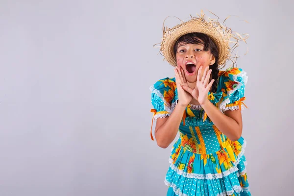 ブラジルの少女 フェスタジュニナの服と 叫びのプロモーション — ストック写真