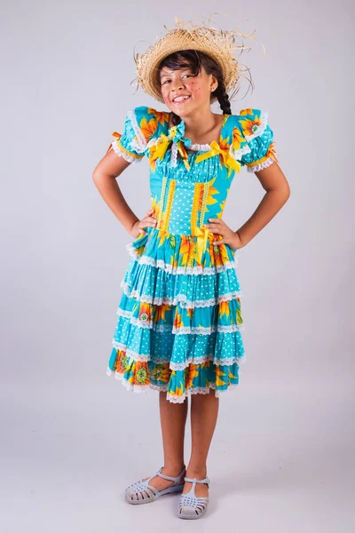 Enfant Fille Brésilienne Dans Les Vêtements Fête Junina Portrait Vertical Photos De Stock Libres De Droits
