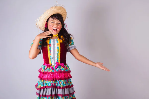 Enfant Fille Brésilienne Avec Des Vêtements Fête Juin Présentant Quelque Images De Stock Libres De Droits