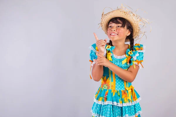 Kind Braziliaans Meisje Met Feestkleding Van Juni Iets Zijkant Presentatie Stockafbeelding