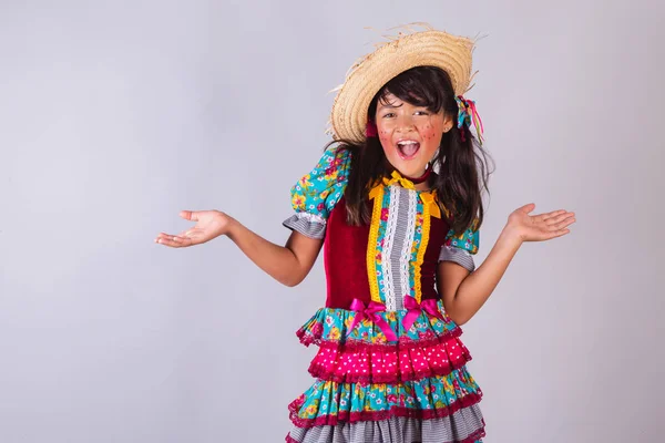 Enfant Fille Brésilienne Dans Les Vêtements Fête Junina Mains Sur Photo De Stock