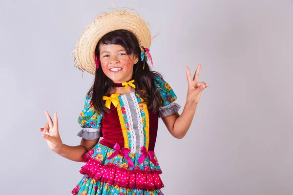 Enfant Fille Brésilienne Avec Des Vêtements Fête Juin Paix Amour Photo De Stock
