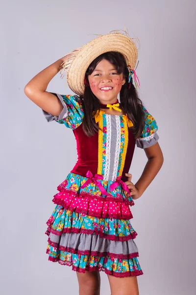 Enfant Fille Brésilienne Avec Des Vêtements Festa Junina Portrait Vertical Image En Vente