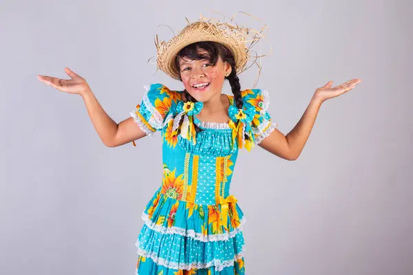 Enfant Fille Brésilienne Avec Des Vêtements Fête Juin Bras Ouverts Images De Stock Libres De Droits