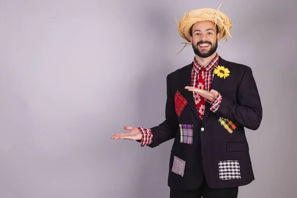 フェスタ ジュニナの典型的な服を着たブラジル人男性 — ストック写真