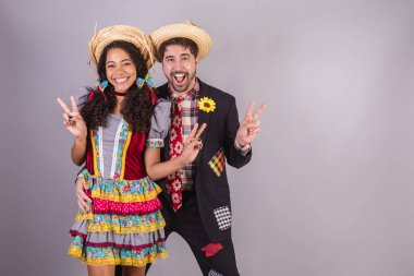 Brezilya 'lı bir çift, Festa Junina' dan giysiler giyiyor, So Joo adına arkadaşlık kuruyorlar, Arraial. Bir fotoğraf için poz
