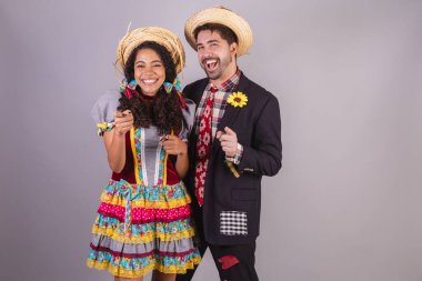 Brezilya 'lı bir çift, Festa Junina' dan giysiler giyiyor, So Joo adına arkadaşlık kuruyorlar, Arraial. Bir fotoğraf için poz