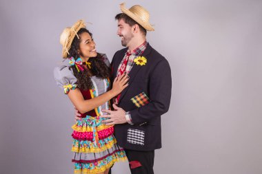 Brezilyalı bir çift, Haziran partisi kıyafetleri giyiyorlar. Arraial 'da So Joo adında bir arkadaş edinmişler. benimsenmiş