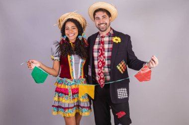 Brezilyalı bir çift, Haziran partisi kıyafetleri giyiyorlar. Arraial 'da So Joo adında bir arkadaş edinmişler. Festa Junina dekorasyonu