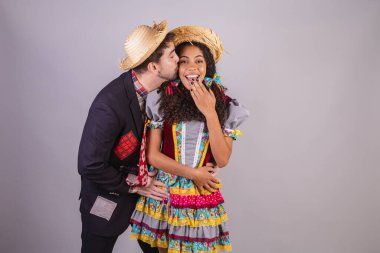 Brezilya 'lı bir çift, Festa Junina' dan giysiler giyiyor, So Joo adına arkadaşlık kuruyorlar, Arraial. Öpüşme.