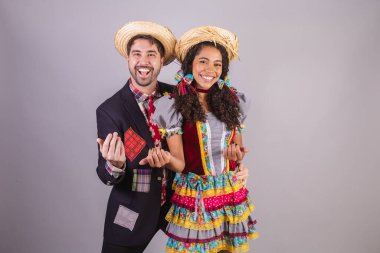 Brezilyalı çift, Haziran partisi kıyafetleri giyiyorlar.